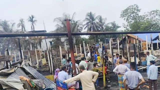 সীতাকুণ্ডে ভয়াবহ অগ্নিকাণ্ড: ৫ দোকান পুড়ে ছাই, খামারের ২৩ গবাদিপশু নিহত