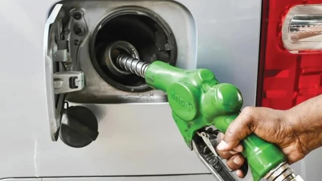 জ্বালানি সংকট: বাড়তে পারে সাপ্তাহিক ছুটি, ফিরতে পারে অনল...