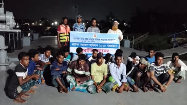 চাঁদপুরে জাটকা ধরায় ১৭ জেলের জরিমানা