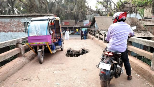কড়ই বাড়ী ব্রিজ এখন মরণ ফাঁদ, ঝুঁকিতে হাজারো মানুষের চলাচ...