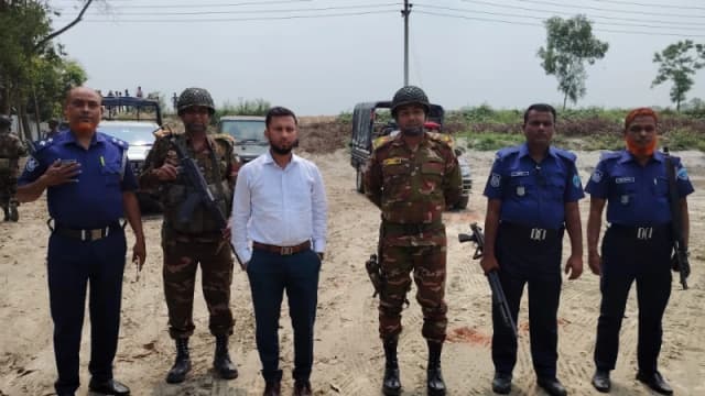 গোমতী রক্ষায় মুরাদনগরে সেনাবাহিনী-প্রশাসনের যৌথ অভ...