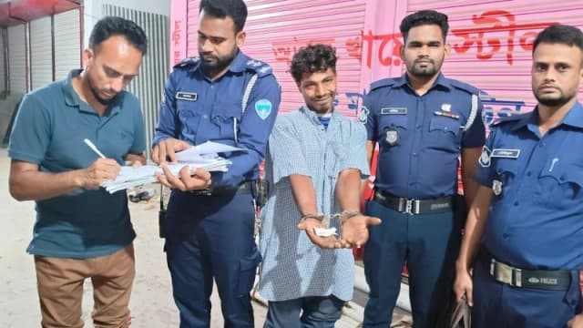 মুরাদনগরে মাদক কারবারি আটক, জনতার হাতে ধরা পড়ে পুলিশে সো...