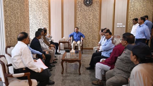 প্রধানমন্ত্রীর সঙ্গে পূজা উদযাপন পরিষদের প্রতিনিধিদলের স...