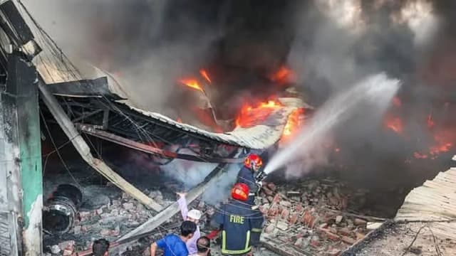 কেরানীগঞ্জে গ্যাস লাইটার কারখানায় অগ্নিকাণ্ড: শোক প্রকাশ প্রধানমন্ত্রীর