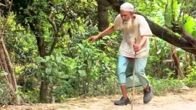 দড়ি বেয়ে মসজিদে যাওয়া অন্ধ মুয়াজ্জিনের মৃত্যু সংবাদে শোক...