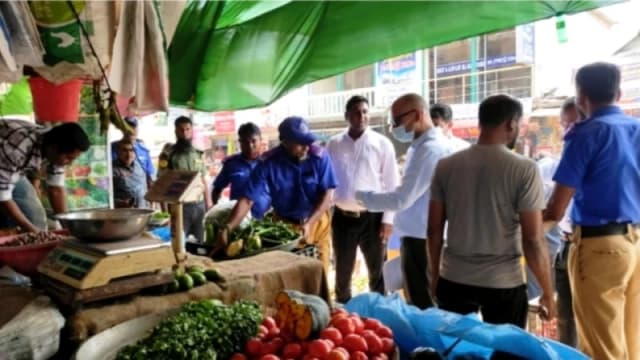 হাইকোর্টের নির্দেশে ব্রাহ্মণপাড়া সদর বাজারে অবৈধ কাঁচাবাজার উচ্ছেদ