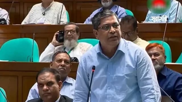 লন্ডনে তারেক রহমানকে ট্রফি দিয়ে ভোটের তারিখ আনেন ড...