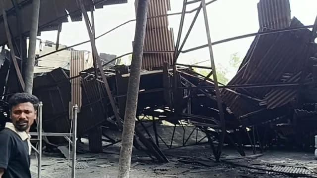 সীতাকুণ্ডে কারখানার ছাউনির শেড ধসে দুই শ্রমিক নিহত