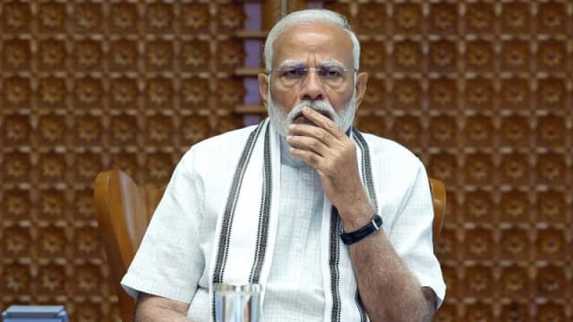 অর্থের বিনিময়ে নরেন্দ্র মোদিকে হ...