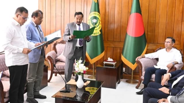 প্রধানমন্ত্রীর উপস্থিতিতে নবনির্বাচিত দুই এমপির শপথ গ্রহ...