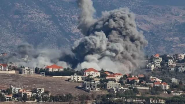 ইসরায়েলি বিমান হামলায় বিধ্বস্ত...