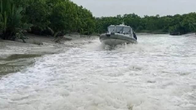 সুন্দরবনে দস্যু দমনে কোস্ট গার্ডের সাঁড়াশি অভিযান