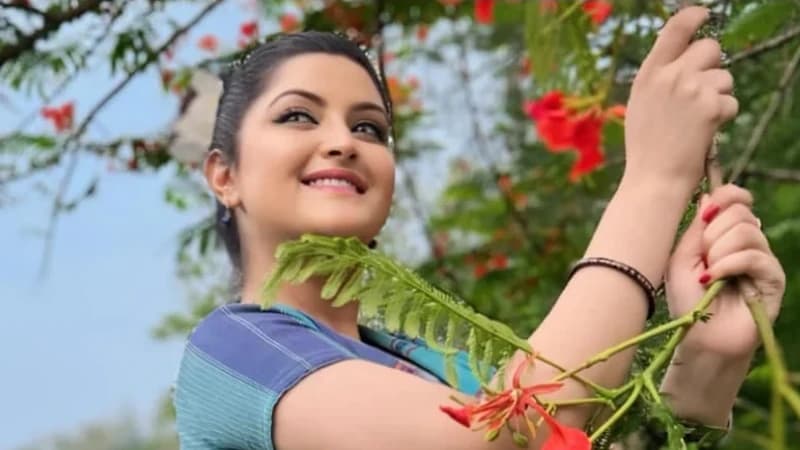 মায়ের শাড়িতে বৈশাখের স্মৃতি, সন্তানদের ঘিরে আবেগঘন পরীমণি