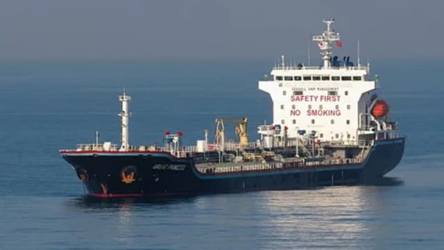 ডিজেল-জেট ফুয়েল নিয়ে চট্টগ্রাম বন্দরে পৌঁছেছে তিন জাহাজ