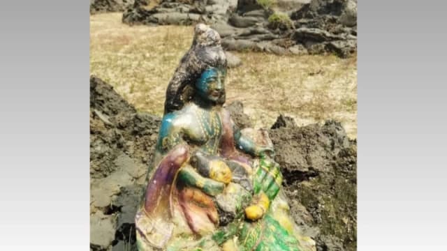 নওগাঁর মহাদেবপুরে কষ্টিপাথরের রাধাকৃষ্ণ মূর্তি উদ্ধার