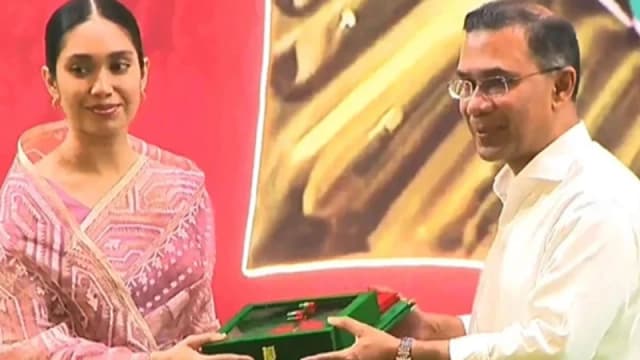 খালেদা জিয়ার স্বাধীনতা পুরস্কার গ্রহণ করলেন নাতনি জাইমা রহমান