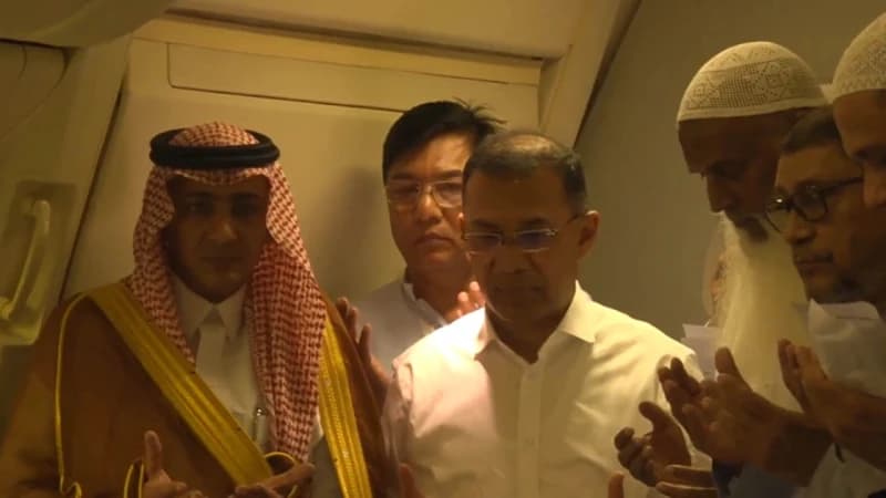 হজ ফ্লাইটের আনুষ্ঠানিক উদ্বোধন করলেন প্রধানমন্ত্রী