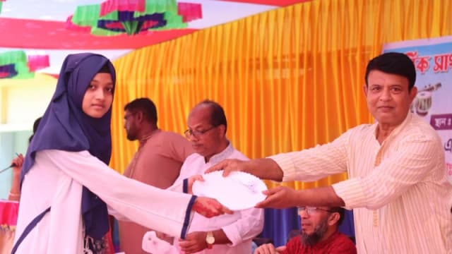 বাগেরহাটে মধুদিয়া ইচ্ছাময়ী মাধ্যমিক বিদ্যালয়ে দুই দিনব্য...