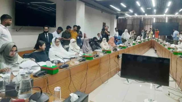 ইসিতে মনোনয়ন জমা দিলেন ১১ দলের নারী প্রার্থীরা