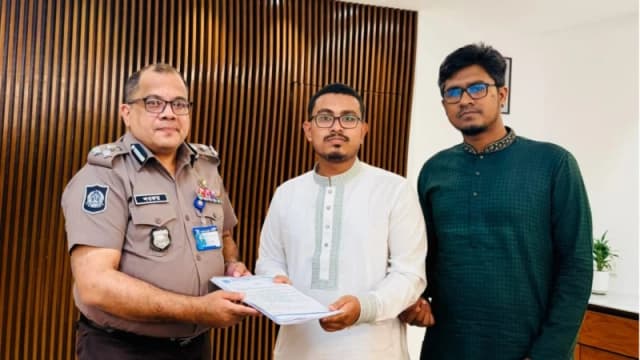 হামলাকারীদের গ্রেফতারের দাবিতে বিভাগীয় কমিশনারকে শ...