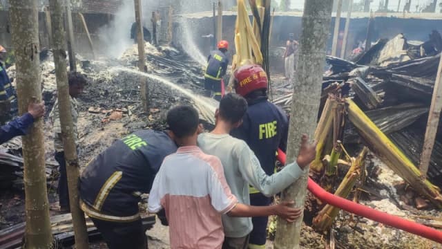 সীতাকুণ্ডের শোকলালহাটে তুলার গুদামে আগুন, ক্ষয়ক্ষত...