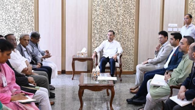 প্রধানমন্ত্রীর সঙ্গে অধ্যাপক আবদুল্লাহ আবু সায়ীদের বৈঠক