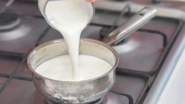 দুধে ভেজাল শনাক্তে ঘরোয়া কিছু পরীক্ষা: সচেতন থাকার পরামর্শ বিশেষজ্ঞদের