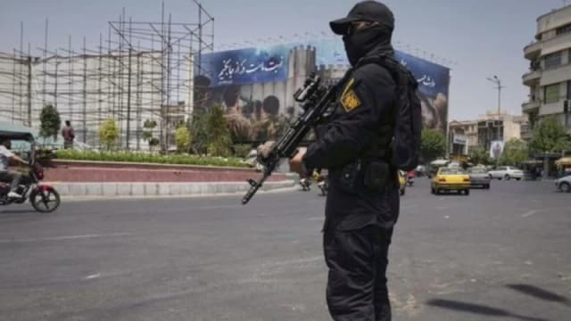 গুপ্তচরসহ ২৪০ জনকে গ্রেপ্তার করলো ইরান