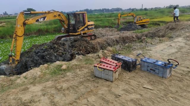 গোমতী নদীর তীর থেকে অবৈধ মাটি কাটায় অভিযান, একাধিক যন্ত্রপাতি জব্দ