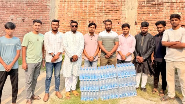 মুরাদনগরে তীব্র গরমে এসএসসি পরীক্ষার্থীদের মাঝে বিশুদ্ধ পানি বিতরণ