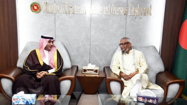 সৌদি রাষ্ট্রদূতের সাথে মন্ত্রী আরিফুল হক চৌধুরীর সৌজন্য সাক্ষাৎ