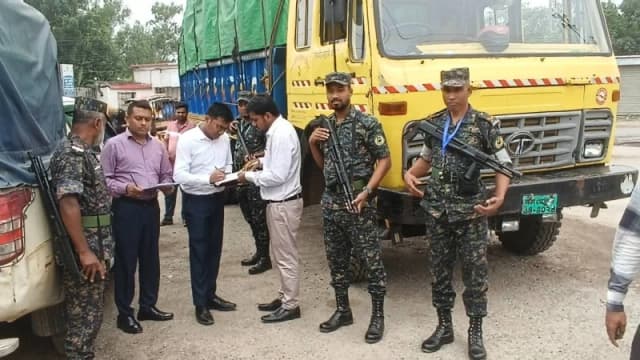 শব্দদূষণ রোধে নওগাঁয় মোবাইল কোর্ট, জরিমানা ও হাইড্রোলিক হর্ন জব্দ