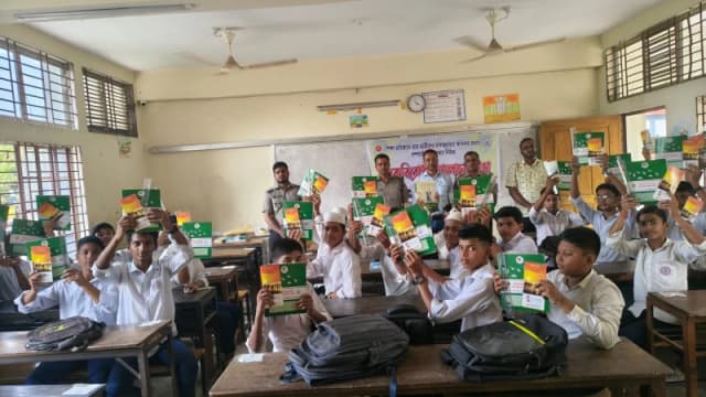 পটিয়ায় মাদকবিরোধী কার্যক্রম: শিক্ষার্থীদের মাঝে লিফলেট ও শিক্ষা উপকরণ বিতরণ