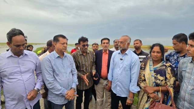 অষ্টগ্রামে ক্ষতিগ্রস্ত কৃষকদের পাশে জেলা পরিষদ প্রশাসক