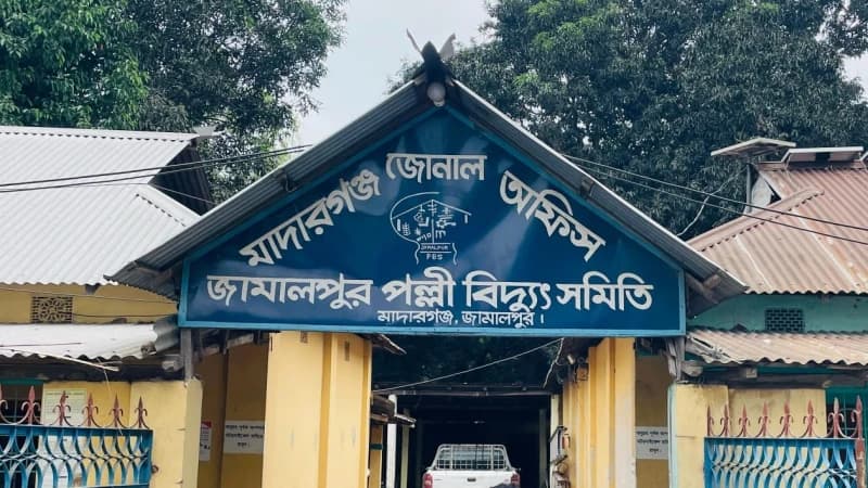 ঝড়ে মাদারগঞ্জে বিদ্যুৎ বিপর্যয়: চার দিন ধরে অন্ধকারে ১৫ গ্রাম, ভোগান্তিতে পরীক্ষার্থীরা
