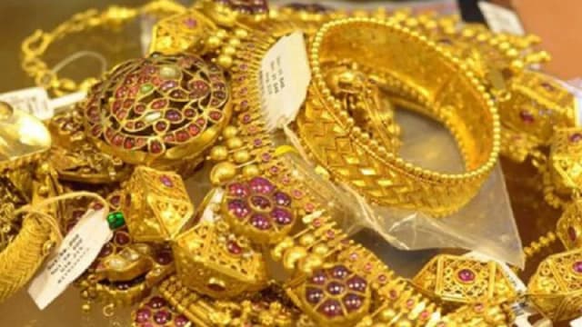 স্বর্ণের দামে আবারও পতন, ভরিতে ক...