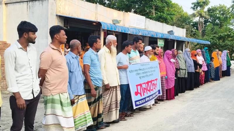 বড়াইগ্রামে মামলা প্রত্যাহার ও আটক দুইজনের মুক্তির দাবিতে মানববন্ধন