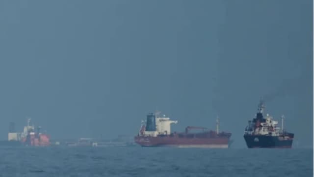 ইরানকে টোল দিলেই পড়তে হবে মার্কি...