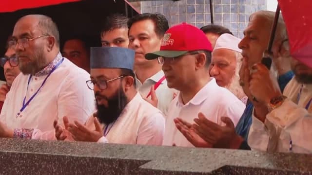 সিলেটে হজরত শাহজালাল (রহ.) এর মাজার জিয়ারত করেছেন প্রধান...