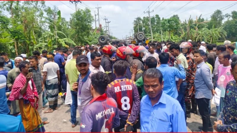 ট্রাকচাপায় দুমড়ে-মুচড়ে অটোরিকশা, নিহত ৩ নারী