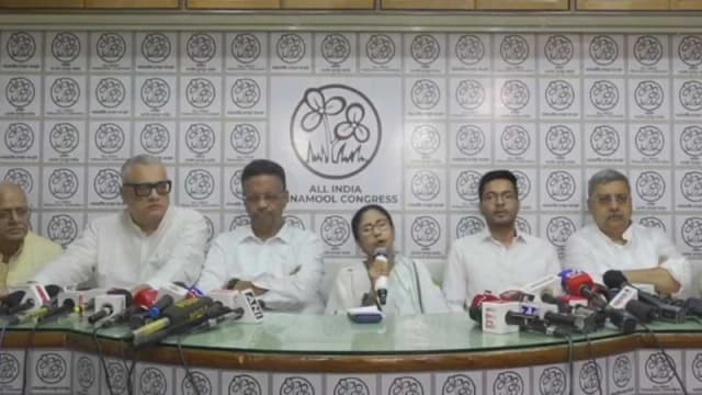 ভোটের ফলাফল মানবেন না মমতা, মুখ্যমন্ত্রীর পদ না ছাড়ার ঘোষণা