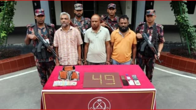 চিকিৎসকের স্টিকারযুক্ত প্রাইভেটকারে ৬ কোটি টাকার স্বর্ণের বার উদ্ধার, আটক ৩