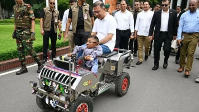 ওয়াকিমুলের তৈরি স্মার্ট কারে চড়ে উৎসাহ দিলেন প্র...
