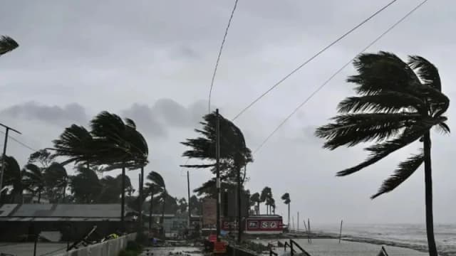 দেশের ৮ অঞ্চলে বজ্রসহ বৃষ্টির সম্ভাবনা, নদীবন্দরে সতর্কত...