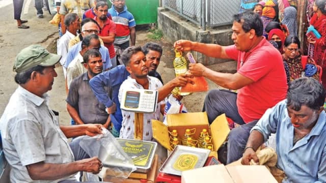দ্রব্যমূল্যে স্বস্তি দিতে সারাদেশে টিসিবির ট্রাকসেল কার্...