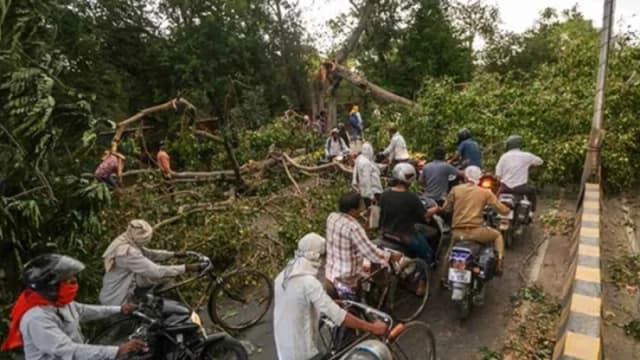 শক্তিশালী ঝড় ও ভারী বৃষ্টিতে লণ্...