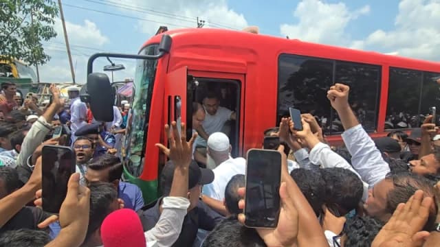রাস্তায় বাস থামিয়ে ধর্মমন্ত্রী কায়কোবাদের সঙ্গে প্রধানমন...