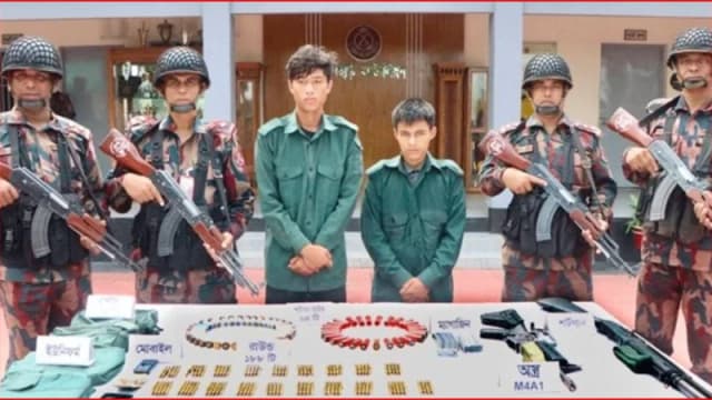 খাগড়াছড়িতে অস্ত্র ও গোলাবারুদসহ দুই জেএসএস সদস্যের আত্মসমর্পণ
