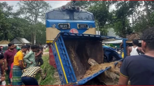 ব্রাহ্মণবাড়িয়ায় জয়ন্তিকা এক্সপ্রেসের সঙ্গে গরুবাহী পিকআপের সংঘর্ষ, সাময়িক বন্ধ রেল চলাচল