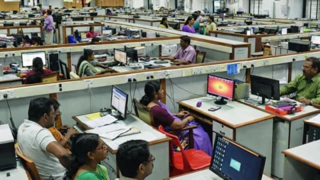সরকারি চাকরিজীবীদের শেষ কর্মদিবস আজ